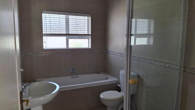 To Let 4 Bedroom Property for Rent in West Beach Western Cape